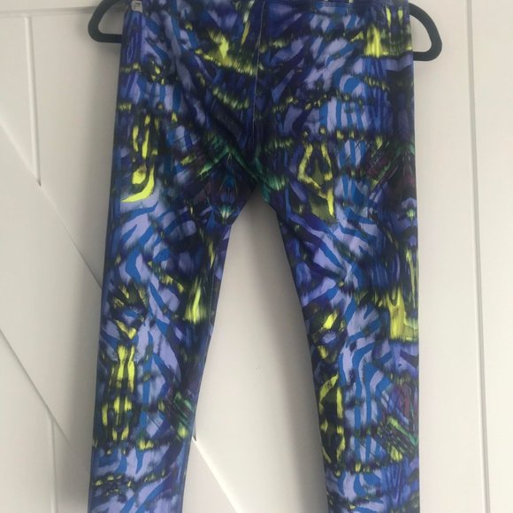 Fabletics Womens Highwaisted Medium Cropped Leggings - Picture 1 of 3